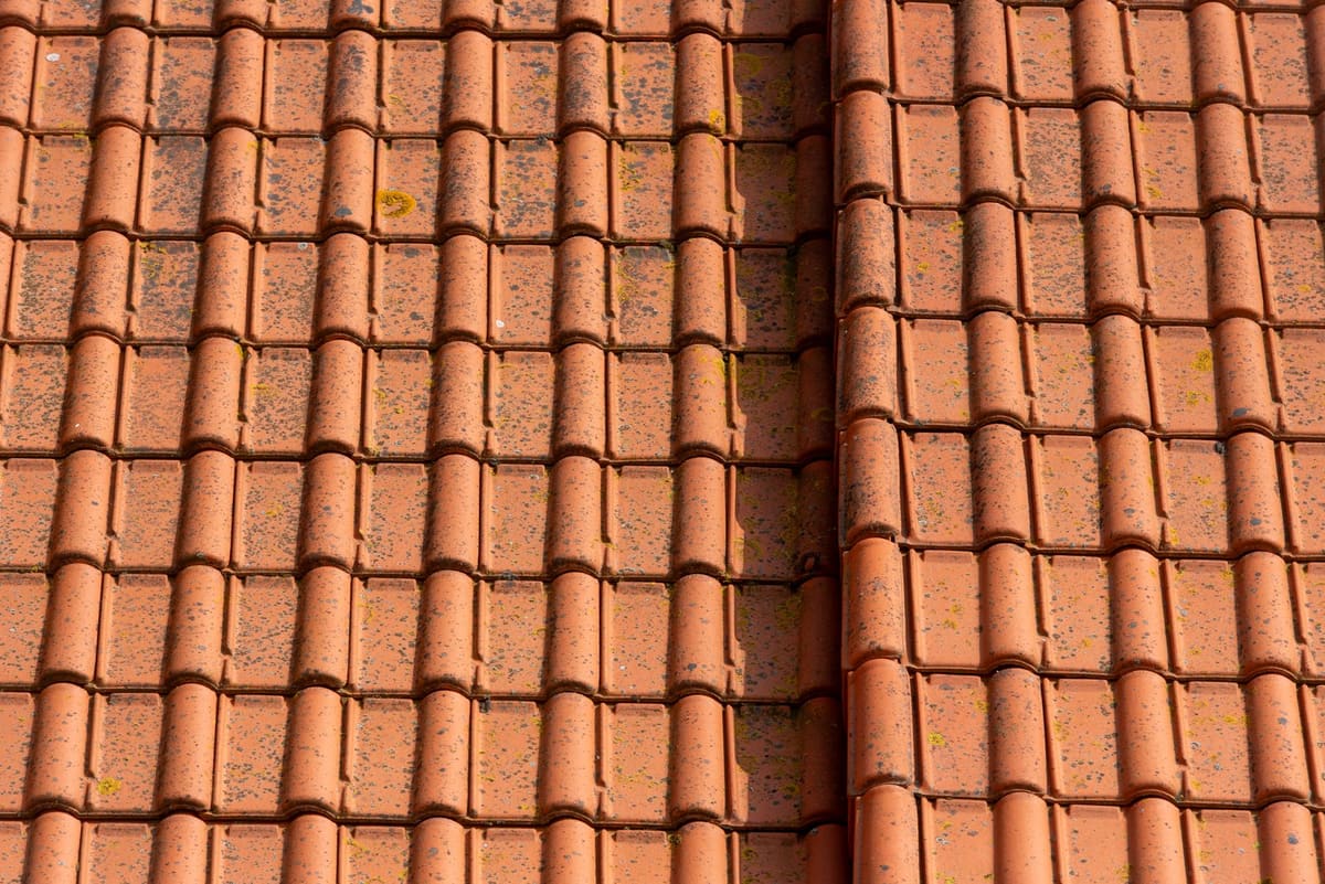 Telhas de barro em fileiras